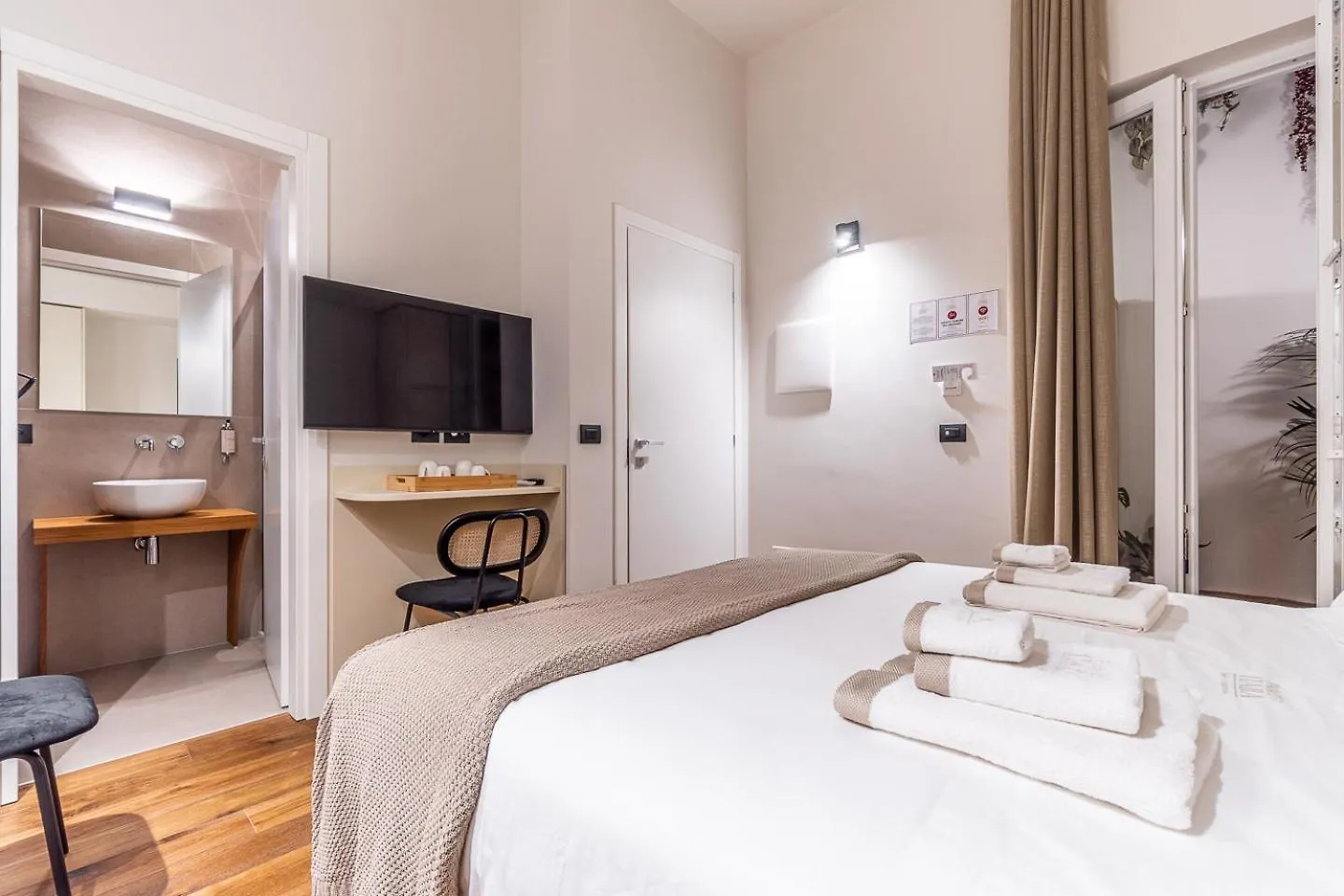 Palazzo Italia Suites Bari 0*,  Italy